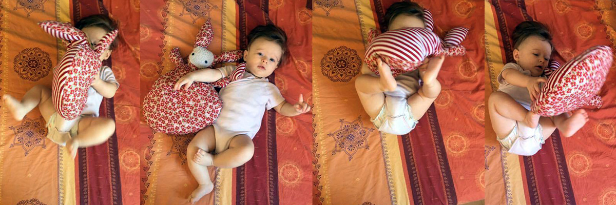 ぬいぐるみと遊ぶ幼児